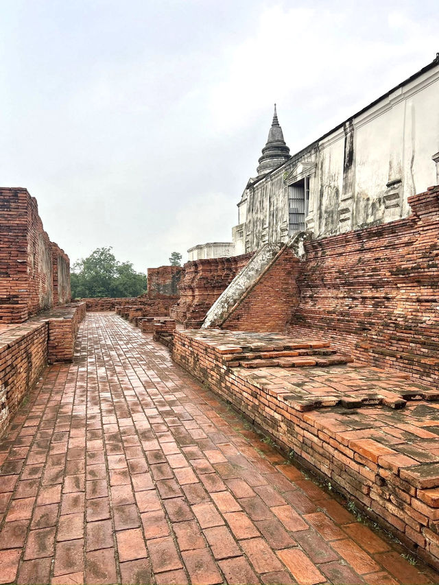 静けさの中に残る歴史の息吹。#ナコンルアン寺院 #タイ旅行