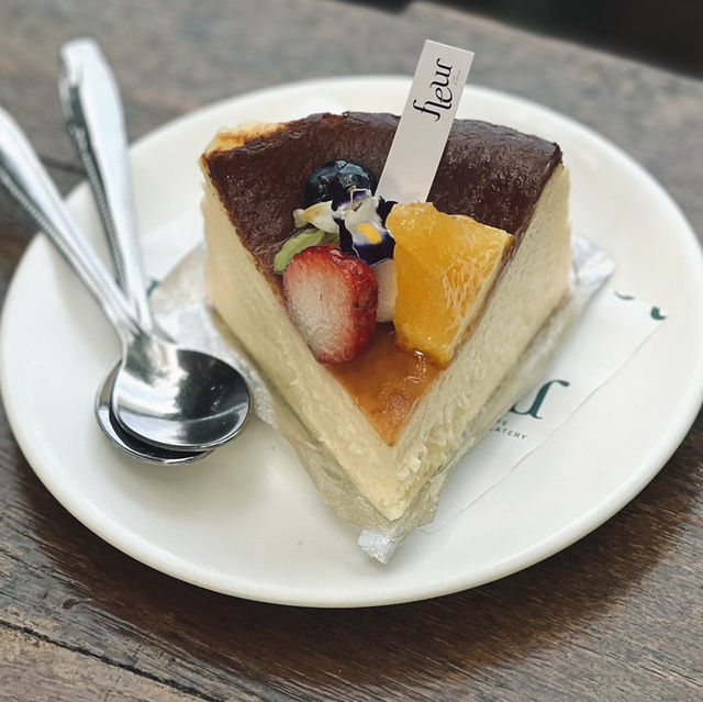  🌸 Fleur Cafe & Eatery – คาเฟ่กลางสวนสไตล์ยุโรป