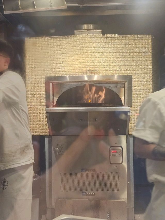 人氣正宗意大利Pizza，巨型烤爐是賣點