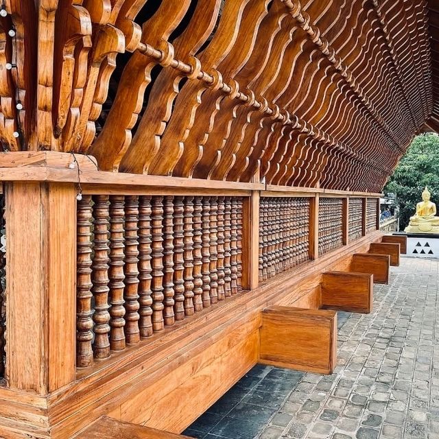 「シーマ・マラカヤ」—湖上に浮かぶ静寂の仏教寺院