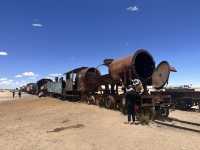 【ウユニ 列車の墓場（Train Cemetery）】  錆びついた蒸気機関車が並ぶ、時間が止まった廃墟のアート空間