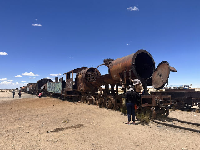 【ウユニ 列車の墓場（Train Cemetery）】  錆びついた蒸気機関車が並ぶ、時間が止まった廃墟のアート空間