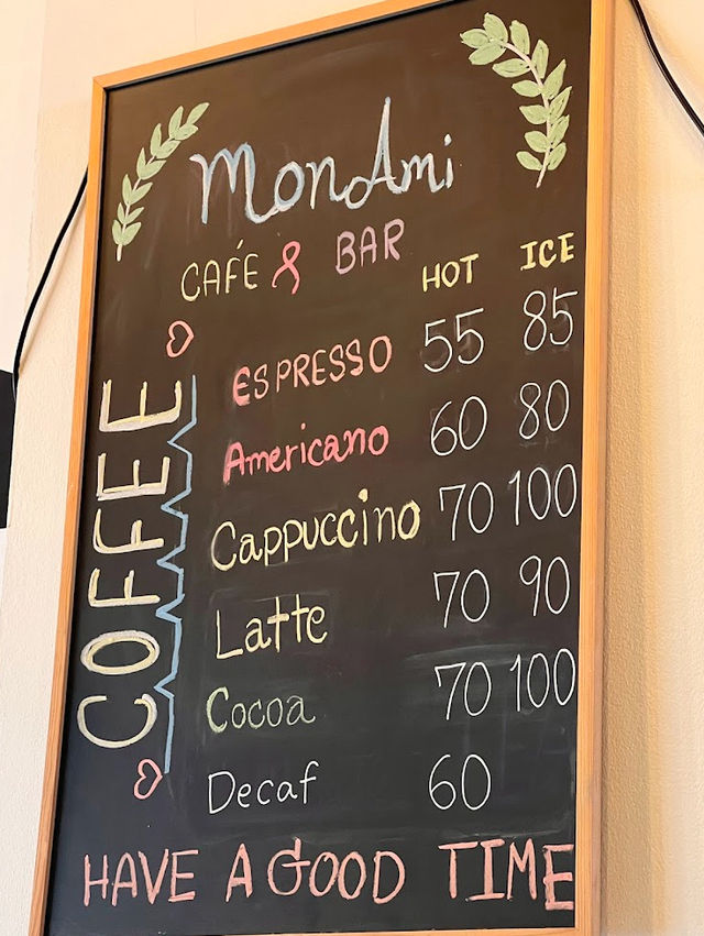 Chill Vibes at MonAmi Cafe!