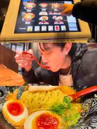 ราเมงหมูสูตรเข้มข้น ใจกลาง shinjuku  เปิด 24 hr