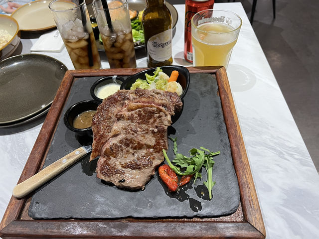 🍽️ Dinner at COLLIN’S® Marina Square – Hearty Plates, Laid-Back Vibes