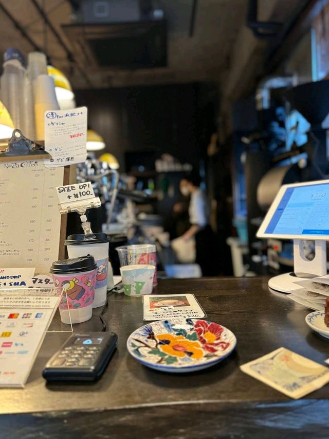 the café’s vintage wood-paneled interior, soft lighting, and jazz-infused ambiance create a warm🥰