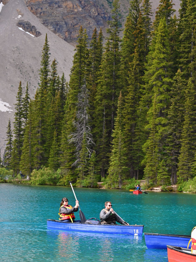 Moraine Lake ยอมในความฟ้าของทะเลสาบ