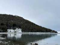     《靜謐的隱世之地：Isolation Bay》 🏞️🌊 