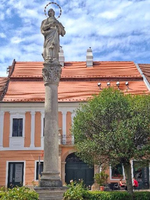  Baroque Beauty on the Danube: My Solo Day Trip to Vác, Hungary