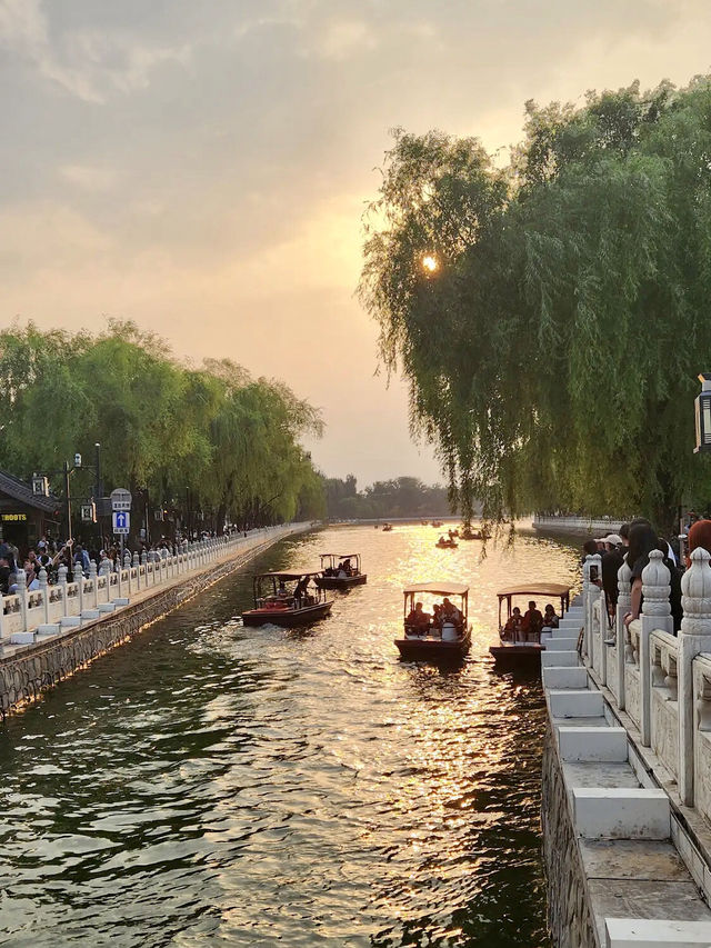 พักจากความอลัง มานั่งชิลริมทะเลสาบ 🌅🚤 พักจากความอลัง มานั่งชิลริมทะเลสาบ 🌅🚤