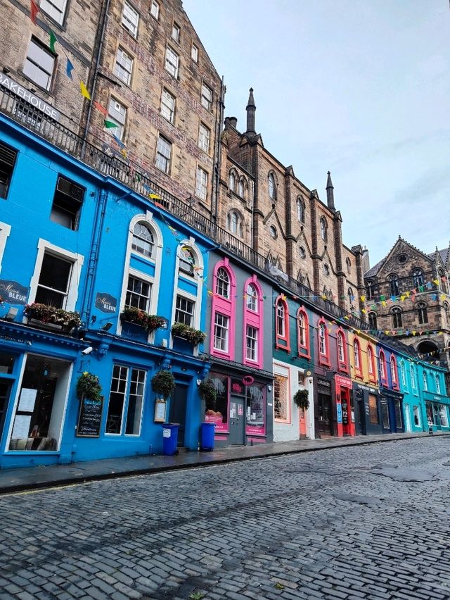 Victoria Street, Edinburgh: A Curved Portal to Whimsy and Wonder Victoria Street, Edinburgh: A Curved Portal to Whimsy and Wonder