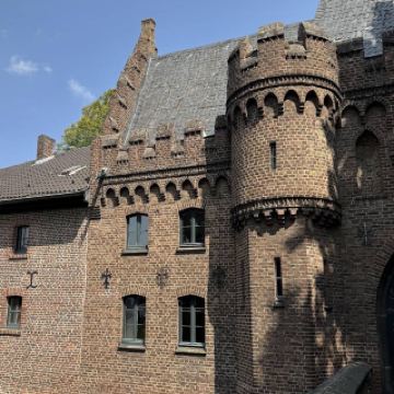 シュロス・パッフェンドルフ – エネルギー遺産と自然が織りなすおとぎ話の城