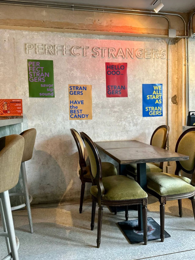 Perfect Strangers คาเฟ่กึ่งบาร์สุดเท่ Perfect Strangers คาเฟ่กึ่งบาร์สุดเท่