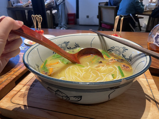 昆明老街的地道滋味｜雲南道雲腿過橋米線