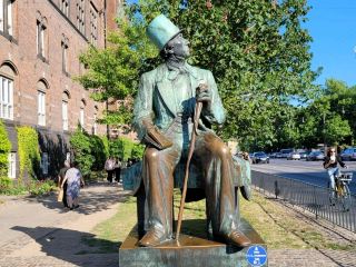 เมื่อก้าวเข้าสู่โลกแห่งเทพนิยายของฮันส์ คริสเตียน แอนเดอร์เซน วิธีการจัดแสดงที่สร้างสรรค์ของพิพิธภัณฑ์แห่งนี้จะทำให้คุณยิ้มได้

เดือนมิถุนายนนั้น ท้องฟ้าสีครามดึงดูดความสนใจของฉัน ฉันเห็นเขามองท้องฟ้าจากศาลาว่าการเมืองโคเปนเฮเกน และตัดสินใจไปเยี่ยมบ้านเกิดของเขาและชมพิพิธภัณฑ์ที่อุทิศให้กับเขา: บ้านของฮันส์ คริสเตียน แอนเดอร์เซน

เมื่อฉันมาถึง ฉันตื่นเต้นที่ได้เห็นพิพิธภัณฑ์ที่สวยงาม เรื่องราวของปรมาจารย์เทพนิยายอยู่ตรงนั้น ฉันหยิบหูฟังและเริ่มต้นการเดินทางสุดมหัศจรรย์ของฉัน นี่คือพิพิธภัณฑ์ที่คุณต้องไปเยี่ยมชมด้วยตัวเอง เพราะเรื่องราวและสิ่งจัดแสดงต่างๆ นั้นมีเสียงนำทาง คุณจะได้ยินเสียงทุกที่ที่คุณไป และการดูสิ่งจัดแสดงเพียงอย่างเดียวไม่เพียงพอ ฉันรักพิพิธภัณฑ์แห่งนี้ มันเปิดโลกทัศน์อย่างแท้จริง

ส่วนที่ฉันชอบที่สุดคือห้องจัดแสดงผลงานของแอนเดอร์เซน โดยเฉพาะเรื่องเกี่ยวกับเสื้อผ้าใหม่ของจักรพรรดิ สถานที่แห่งนี้ผสมผสานเทคโนโลยีสมัยใหม่เข้ากับนิทานพื้นบ้าน ซึ่งน่าสนใจมาก แต่รายละเอียดต่างๆ ยังไม่เปิดเผยมากนัก ทำให้ผู้ที่อยากไปเยี่ยมชมต้องลุ้นระทึก ฉันมั่นใจว่ามันจะให้มุมมองใหม่ๆ แก่คุณ (เว้นแต่คุณจะวางแผนไปเยี่ยมชมแบบสั้นๆ คุณควรคิดให้ดีก่อน)

สถานที่: บ้านของ H.C. Andersson
การเดินทาง:

นั่งรถไฟระหว่างเมือง DSB จากโคเปนเฮเกน (København H) ไปยังสถานี Odense จากนั้นเดินจากสถานีรถไฟไปยังจุดหมายปลายทางของคุณ

ฉันเดินไปที่นั่นจากสถานีรถไฟเอง มันหาง่ายมาก ไม่ต้องกังวล คุณสามารถไปคนเดียวได้โดยไม่มีปัญหา


