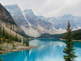 🇨🇦 ロッキー山脈の最終章：モレーン湖のサファイアブルーとカルガリーにおけるオーロラの序曲