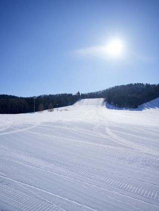 If you are as curious as me about what fun new experiences there are in Hokkaido Kitami City besides hot springs and barbecue, I have to recommend a super Chill and definitely a place to relax and relieve stress - Kitami Wakamatsu Shimin Ski Resort! The highlight of Day 7 of this trip is to Kitami Wakamatsu Ski Resort and really feel the fun of flying in the powder snow. The scene is simply "Snow much fun"! Snow novice or master can have a lot of fun here⛷️

Photo Recommendation | Kitami Wakamatsu Ski Resort
Although Kitami Wakamatsu Shimin Ski Resort is not a super popular ski resort, it just avoids the crowds and allows you to learn to ski more comfortably and peacefully. The ski resort has multiple beginner and advanced ski trails, the venue is professionally maintained, and the instructors are super patient, whether you are a beginner or a veteran can try with confidence. In addition to snowboarding and skiing, you can also rent equipment on site, just simple communication in English/Japanese is enough, super friendly ~

✔️ Tips list
· Hokkaido winter cold to the bone, remember to wear more, gloves, windproof, snow goggles essential, must be fully equipped, do not be weak, skiing to protect yourself!
· Before entering the ski resort, it is recommended to buy a small snack or hot drink at the nearby supermarket and recharge immediately when you are tired from skiing. There is also a canteen and vending machines in the venue, but the choice is more limited, go early and you can quietly grab a good spot ~
· Suitable for ski enthusiasts of all levels, beginners and children have experiential courses
· Ski resort staff will proactively assist

📍Kitami Wakamatsu Shimin Ski Resort
Address: 651 Wakamatsu, Kitami, Hokkaido 090-0808, Japan
Opening Hours: Year-round 09:00-21:00 (also open on Sundays)
Suggested access: About 10 minutes by car from downtown Kitami, there is free parking at the door, and you can also take the bus to "Wakamatsucho Station" and get off and walk for about 10 minutes.

🍛Shunyou Food Recommendations |
You must be super hungry after skiing. There will be hot food for sale during the snow season. Snack: try Japanese curry rice and Hokkaido hot milk. It's great for warming your stomach! If you want to eat a meal, there are many well-known barbecue restaurants and izakayas around the ski resort about 10-15 minutes drive, perfect for padding + regulating mood.

Summary Tips |
To have fun, it is recommended to enter around 9 am, there are relatively few people; and the ski resort nightclub atmosphere is very special, before 21:00 can enjoy a night of skiing! There is a rental gear cabinet on site, and you can bring your own helmet/knee pads for safety.

#HokkaidoSkiing #Kitami City Travel #OutdoorActivities #SkiExperience #SnowFun