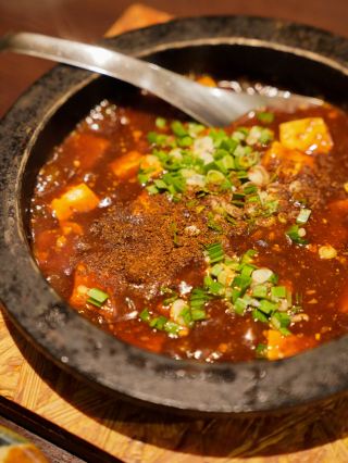 The piping hot iron pot dishes and Shaoxing wine at "Tetsunabeya" in Ginowan City are delicious!
