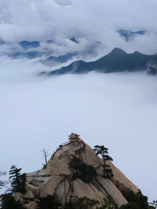 Epic Adventures at Hua Shan: Routes, Views, and Pro Tips!
