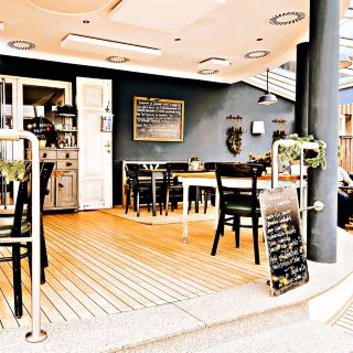 湖畔の心温まるカフェ❤️