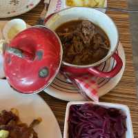 一間以荷蘭傳統家常菜嘅溫馨餐廳