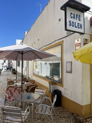 🇵🇹 ร้านกาแฟที่มีร่มสีเหลืองสวยๆ