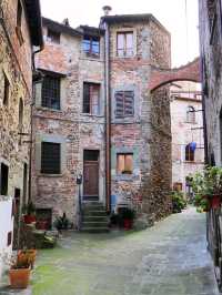 🏰 Medieval Echoes in the Tuscan Hills – Anghiari, Italy