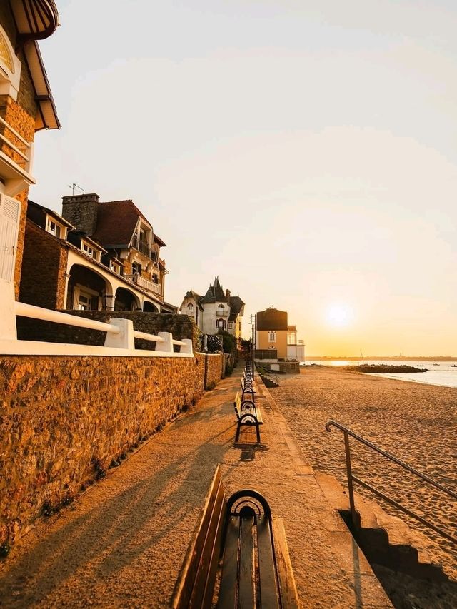 🌊 Where the Sea Stays Gentle – Larmor-Plage, France