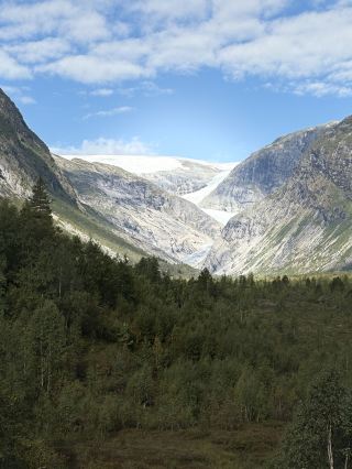 Icy Blue Majesty: การผจญภัยบนธารน้ำแข็ง Nigardsbreen 🏔️❄️

เตรียมตัวให้พร้อมสำหรับการผจญภัยในดินแดนน้ำแข็งที่ Nigardsbreen หนึ่งในธารน้ำแข็งที่เข้าถึงได้ง่ายที่สุดของนอร์เวย์! ความงดงามของธารน้ำแข็งสีฟ้าครามและรูปร่างน้ำแข็งอันน่าทึ่งจะทำให้คุณเก็บภาพความประทับใจไม่รู้ลืม ราวกับหลุดเข้าไปในเทพนิยายนอร์ดิก

เส้นทางและกิจกรรม: เริ่มต้นที่ศูนย์บริการนักท่องเที่ยว Breheimsenteret เพื่อรับคำแนะนำด้านความปลอดภัย จากนั้นขับรถหรือเดินไปยังทะเลสาบ ขึ้นเรือรับส่งแสนสนุก (พฤษภาคม-กันยายน) หรือเดินป่าตามเส้นทางริมทะเลสาบไปยังขอบธารน้ำแข็ง ทั้งสองเส้นทางล้วนน่าประทับใจ เส้นทางเดินชมธารน้ำแข็งพร้อมไกด์ (จองล่วงหน้า) ให้คุณได้เดินบนน้ำแข็งระยิบระยับและมองลอดผ่านรอยแยกอันลึกลับ พลาดไม่ได้สำหรับคนรักการผจญภัย

จุดถ่ายภาพ: ช็อตเด็ด! ถ่ายภาพเส้นโค้งสีฟ้าครามของธารน้ำแข็งจากริมทะเลสาบ ถ่ายภาพลิ้นน้ำแข็งในมุมกว้าง และอย่าพลาดภาพสวยๆ ลงอินสตาแกรมขณะโพสท่ากับรองเท้าตะปู (Crampons) กลางธารน้ำแข็ง (ตัดกันระหว่างน้ำแข็งสีฟ้ากับอุปกรณ์สีสันสดใส)

เคล็ดลับเด็ด: เดือนเมษายนถึงกันยายนเป็นช่วงที่มีสภาพอากาศดีที่สุดและปลอดภัยในการเดินป่า ไกด์นำเที่ยวธารน้ำแข็งจะให้บริการเฉพาะช่วงเวลานี้เท่านั้น! สวมเสื้อผ้าหลายชั้นแม้ในวันที่อากาศอบอุ่น สวมรองเท้าบูทกันน้ำ และพกแว่นกันแดดไปด้วย แสงที่สะท้อนจากน้ำแข็งนั้นงดงามจับใจ การเดินแบบมีไกด์นำเที่ยวจำเป็นต้องใช้อุปกรณ์เดินป่าที่แข็งแรงทนทาน แต่มีรองเท้าตะปูและสายรัดเตรียมไว้ให้

ข้อควรระวัง: การผจญภัยบนธารน้ำแข็งนั้นน่าทึ่งแต่ก็มีความเสี่ยง อย่าเสี่ยงลงเล่นบนน้ำแข็งโดยไม่มีไกด์นำเที่ยวที่ได้รับการรับรอง! ตรวจสอบพยากรณ์อากาศก่อนออกเดินทาง หลีกเลี่ยงการข้ามแม่น้ำหลังฝนตกหนัก และเดินบนเส้นทางที่ทำเครื่องหมายไว้ น้ำแข็งอาจเคลื่อนตัวโดยไม่คาดคิด ดังนั้นควรฟังคำแนะนำของไกด์อย่างใกล้ชิด

#Jostedal #Nigardsbreen #GlacierAdventure #NorwayNorwayNature #TravelTips