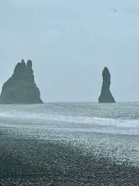 🌋 Reynisfjara Black Beach: Iceland's Dramatic Must-See! 🏖️⚠️