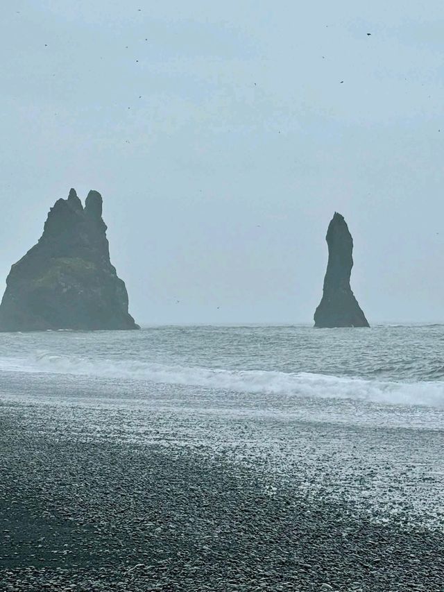 🌋 Reynisfjara Black Beach: Iceland's Dramatic Must-See! 🏖️⚠️