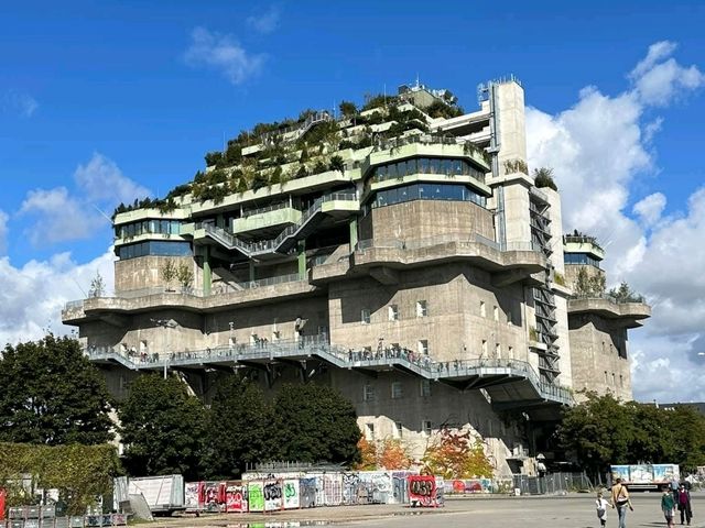 Hamburg's Top Attractions & Spooky Halloween Vibes 🕸️