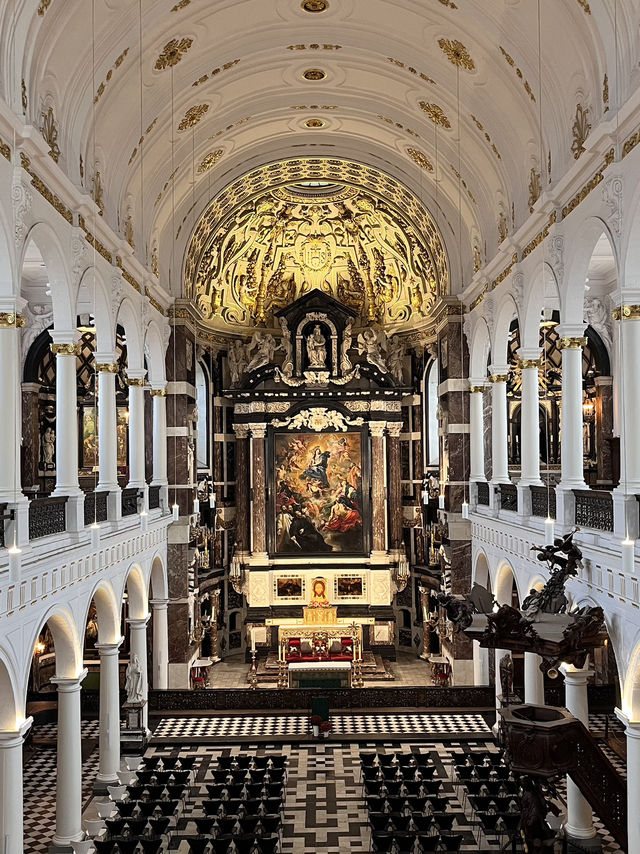 ⛪華麗な内装に思わず見惚れるバロック教会|Sint-Carolus Borromeuskerk(アントワープ) ⛪華麗な内装に思わず見惚れるバロック教会|Sint-Carolus Borromeuskerk(アントワープ)
