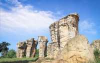 寧夏一地質公園，以火石寨為名，可欣賞地殼運動形成的岩柱