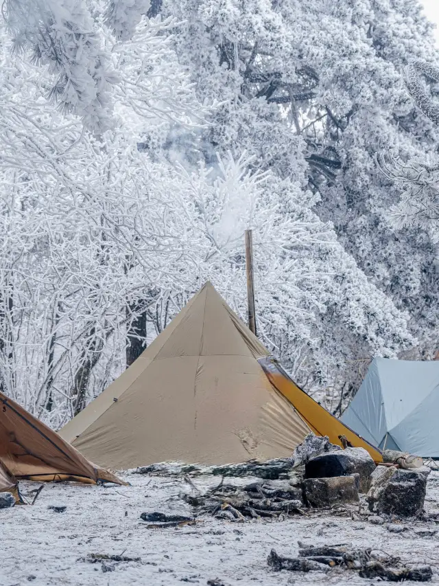 Camping in heavy gear to watch the snow on Longwang Mountain