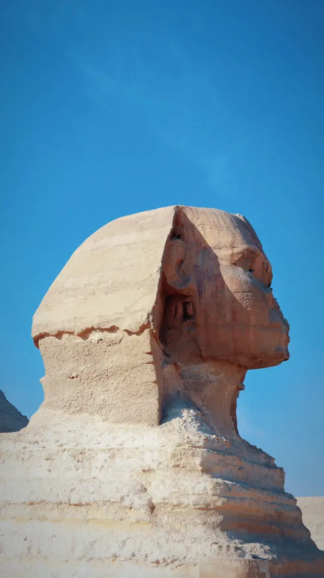 A desert hike with nine pyramids in one picture, Egypt is so worth it!