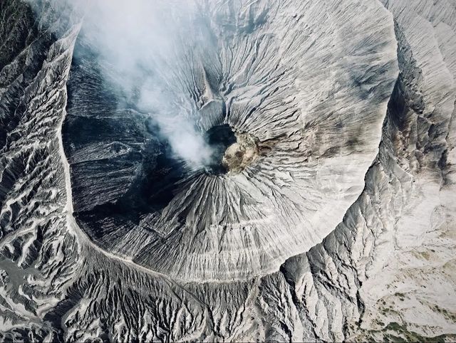 布羅莫火山地球最像月球的地方，附攻略