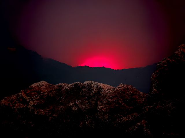 駕車去看滾燙的火山，在馬薩亞火山實現了