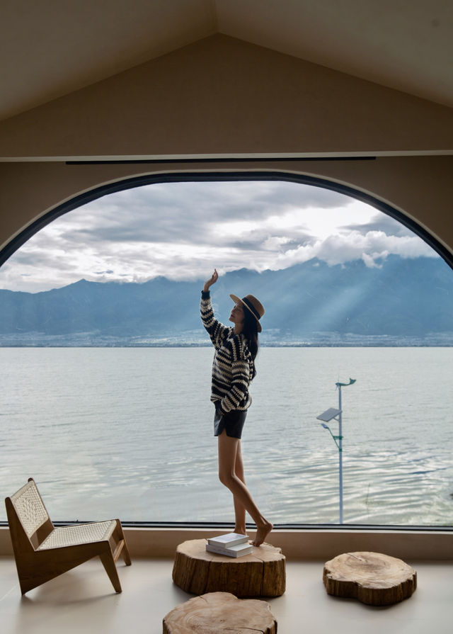 為了這扇大落地窗也要來大理住這家海景房！