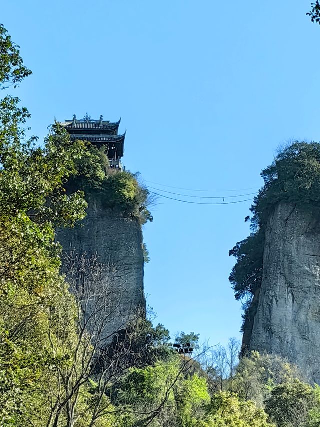 夜宿空山聽雨，曉觀峰寺雲起