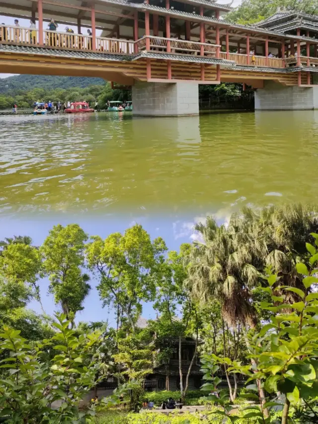 สวนสาธารณะ Longtan ใน Liuzhou เป็นสถานที่ที่ต้องไปเที่ยวในฤดูใบไม้ผลิ