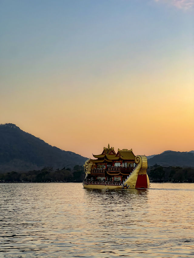 "The Pavilion of Mutual Affection", the epitome of romantic sunset at the heart of West Lake.