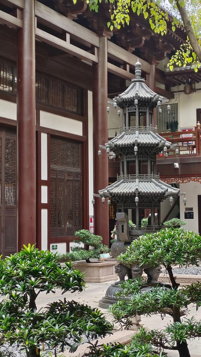 繁華都市中，人間清淨處