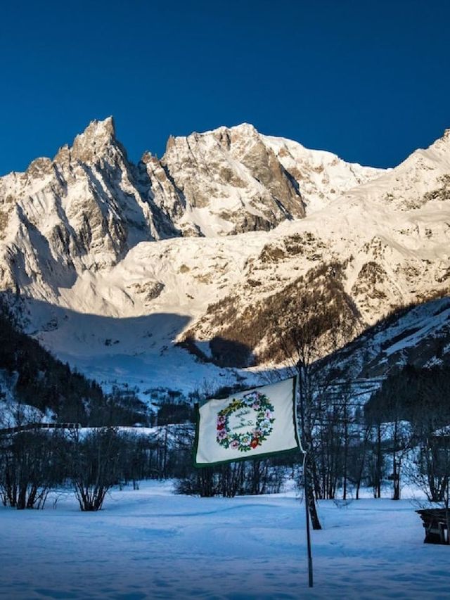 🏔️ Courmayeur Charm: Auberge de La Maison! 🛌✨