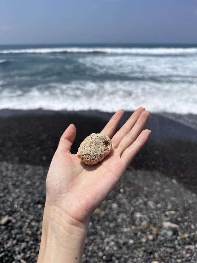 美到暈呀！峇里小眾冰島風黑色沙灘。