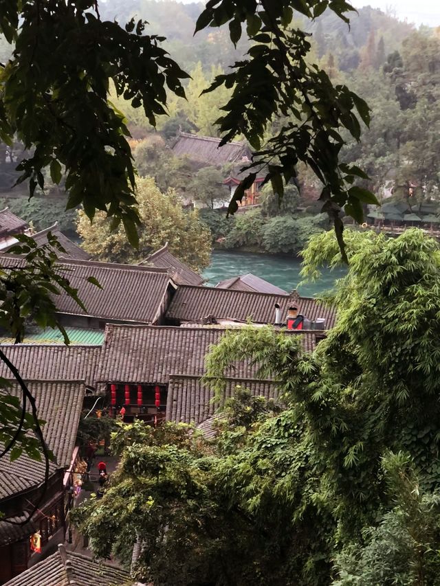 都江堰青城道溫泉，自然療癒之選。
