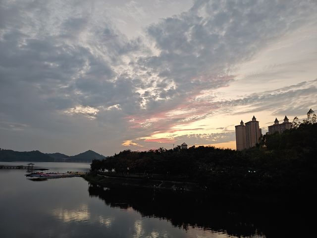 解鎖惠州北郊的山水度假酒店。
