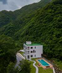 安吉走進原木風情民居——神龍·聽溪見山
