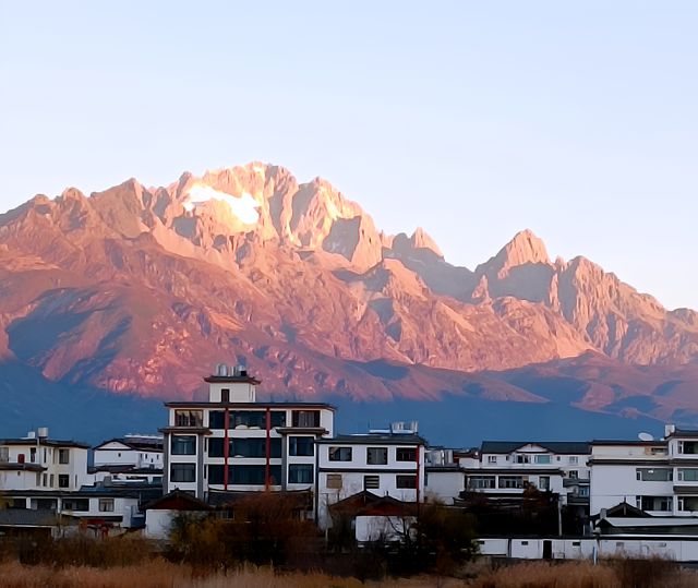 半塘白房子｜麗江雪山湖畔的理想度假