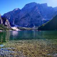Exploring the Enchanting Lago di Braies: A Journey Through Its Natural Beauty and Tranquility